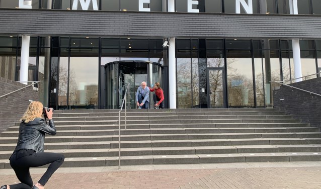 Erica Goedegebuure zet wethouder Kees van Geffen en Sandra van de Goor op de foto.