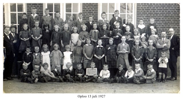 Een foto met leerlingen van de school op de oude locatie aan de Grotestraat in Oploo.