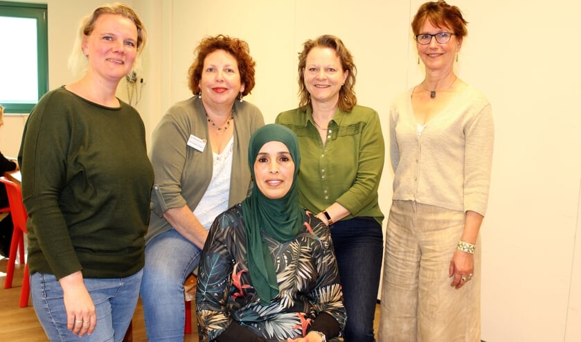 Femmie Koppers, Carin Hoppenbrouwers, Antoinette Bongers, Hermien Esselink en Aicha Zahidi.