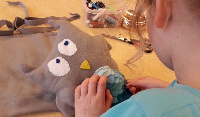 Het naaiatelier is erg laagdrempelig en toegankelijk voor kinderen tussen 6 en 16 jaar.