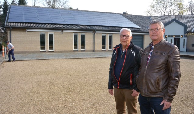 Bestuursleden Willy van Berlo en Paul de Bruijn voor het PLOP gebouw (foto: Henk Lunenburg)