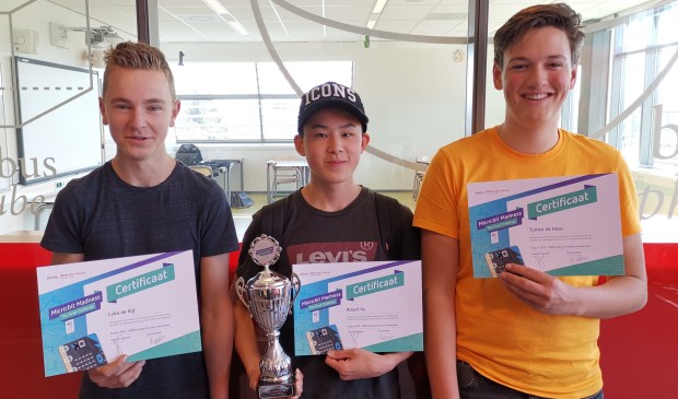 Luka, Robert en Tijmen met de beker voor meest creatieve team van de STEAM Cup Challenge. (foto: Femke de Schepper)
