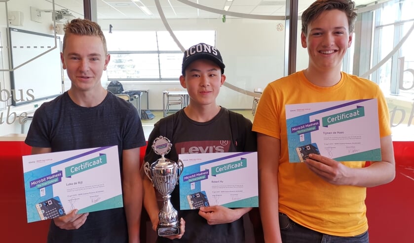 Luka, Robert en Tijmen met de beker voor meest creatieve team van de STEAM Cup Challenge. (foto: Femke de Schepper)