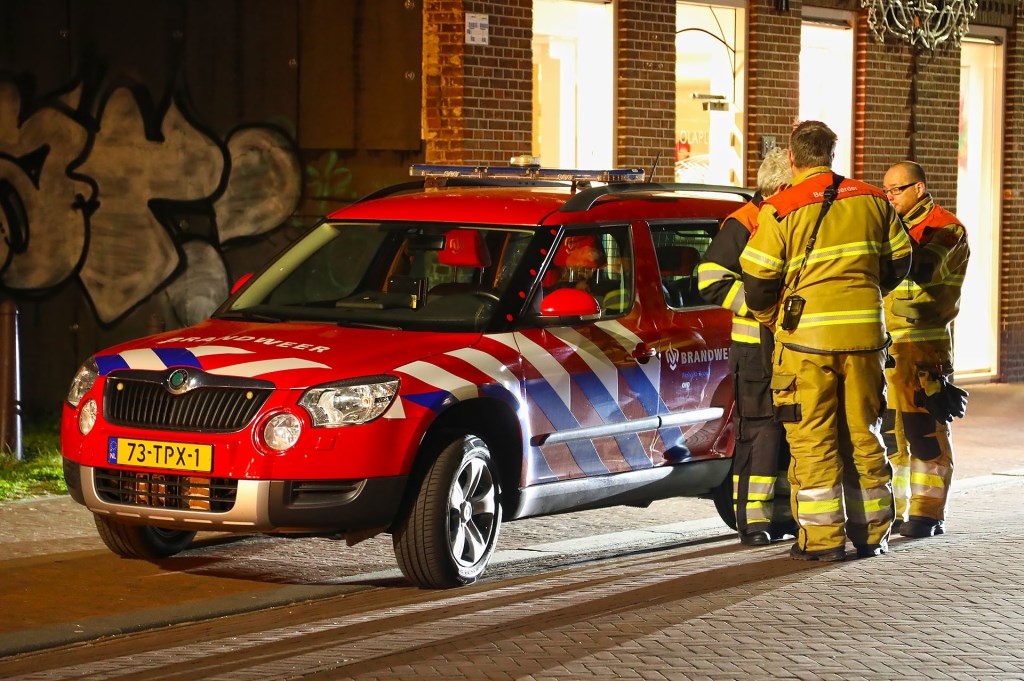 Brandweer en politie opnieuw opgeroepen voor koolmonoxide-melding in pand Kruisstraat. (Foto: Gabor Heeres / Foto Mallo)