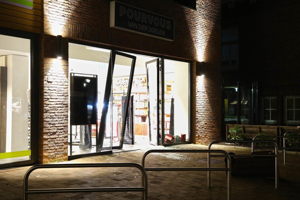 Ravage na ramkraak op parfumerie in Heesch. (Foto: Gabor Heeres / Foto Mallo)