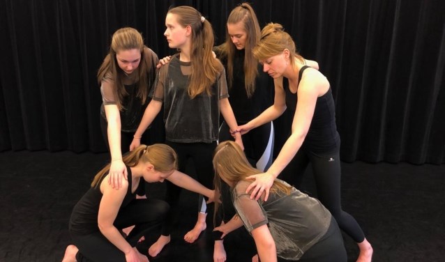 Meike, Nicole, Ayla, Resja, Anke en Michelle tijdens een repetitie. (foto: Berdy Maertens-Stoof)