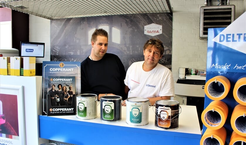 Peter van Ringelenstein en Ronnie van Eck in hun zaak Verf en Behang in Boxmeer. (foto: Aileen van Tilburg)