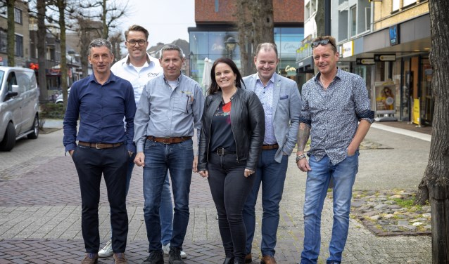 Willy van Erp, Dennis van der Klaauw, Dirk Broekhaus, Daniëlle van der Zee, Fred Mattheijssen en Patrik Puyn. Miriam van Schaijk ontbreekt op deze foto.