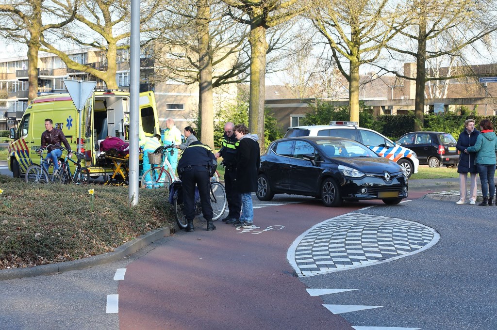 Fietsster gewond bij ongeval op rotonde Vierhoeksingel. (Foto: Charles Mallo / Foto Mallo)