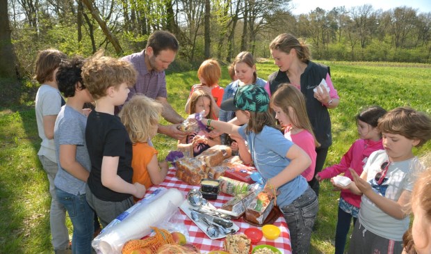 De kinderen genoten van een picknick