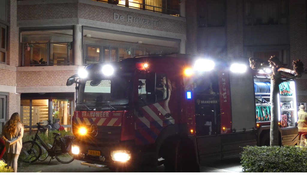 Brandweer opgeroepen voor brandje De Ruwaard; iets verderop raakt fietser gewond bij ongeval. (Foto: Thomas)