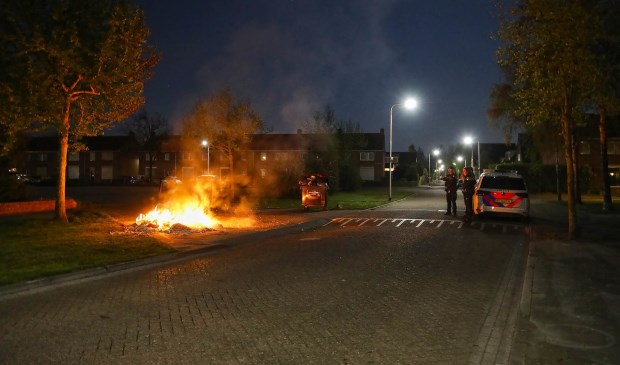 Melding van autobrand blijkt brandende stapel papier te zijn. (Foto: Gabor Heeres / Foto Mallo)