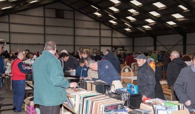 Er is een rommelmarkt in de manege De Kleine Hoef.