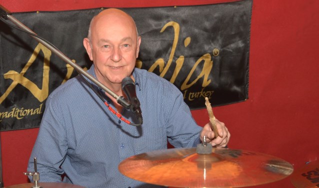 Tonny achter zijn drumstel (foto: Henk Lunenburg)