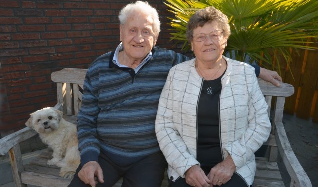 Cor, Corry en hun hondje (foto: Henk Lunenburg)