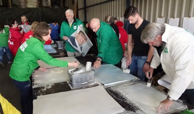 Politieke partijen plakken samen. (Archieffoto)