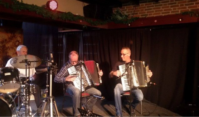 Op het Internationaal Accordeonfestival spelen accordeonisten uit Belgie, Duitsland en Nederland.