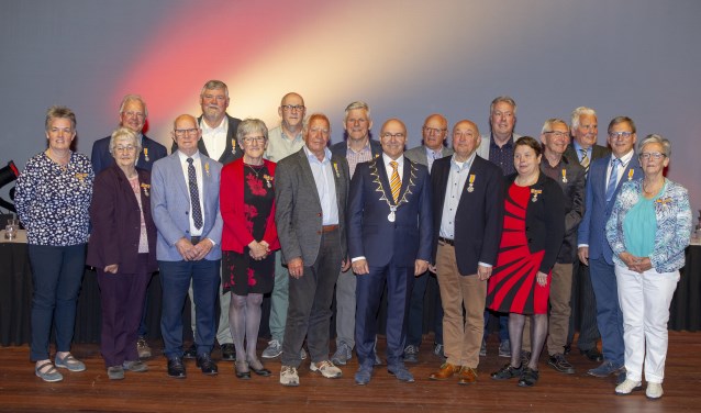 Lintjesregen daalt neer. De gelukkigen op een rijtje (Foto: Ad van de Graaf).