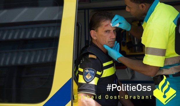 Een agent raakte gewond. (Foto: Facebook politie Oss)