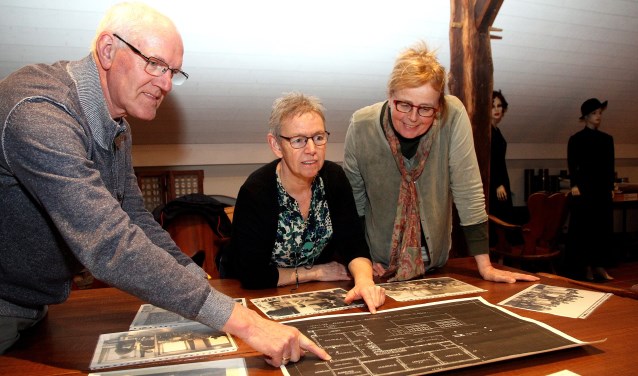 Drie bestuursleden van de Oploose heemkring: Cor Verberk, Hetty Lenkens (midden) en Riesé Verberk. (Foto: Gerrit van Kempen)