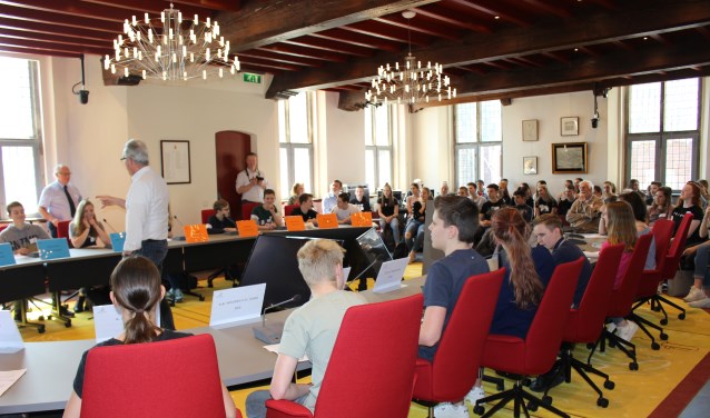 Middelbare scholieren gingen de verbale strijd met elkaar aan tijdens een raadsvergadering. (foto: Aileen van Tilburg)