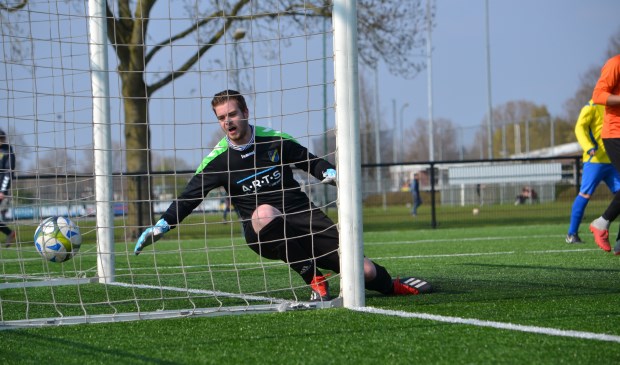 De doelman van FC Uden moet weer eens vissen. (foto: Gerno de Haas)