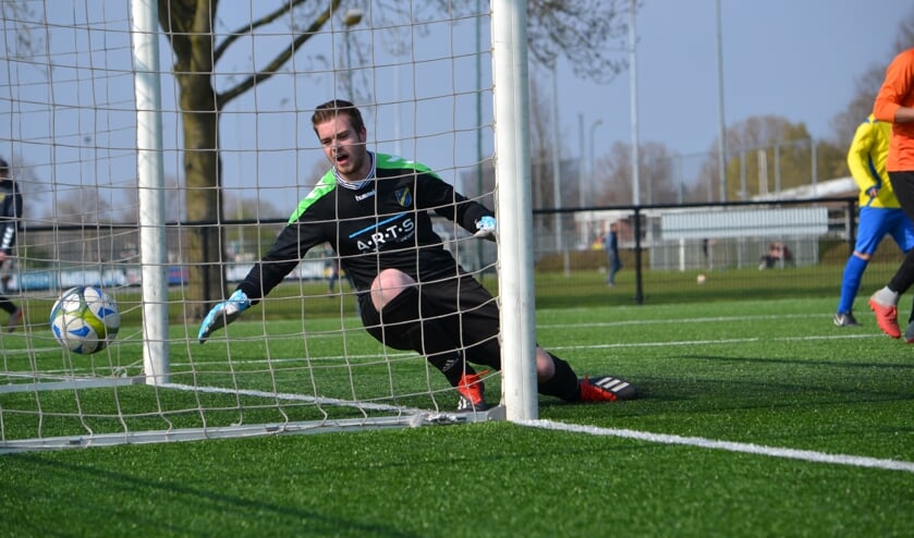 De doelman van FC Uden moet weer eens vissen. (foto: Gerno de Haas)
