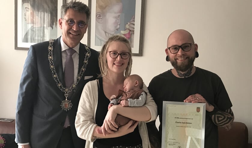 Charlie met haar trotse ouders en burgemeester Wim Hillenaar.