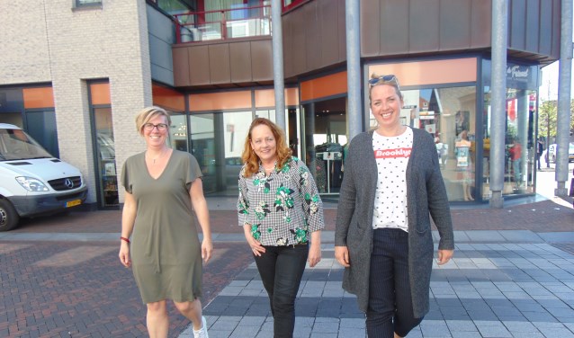 Melanie, Wilma en Merel (v.l.n.r.) op het zebrapad waar zij hard voor gevochten hebben. (foto: Dorry Smeets)