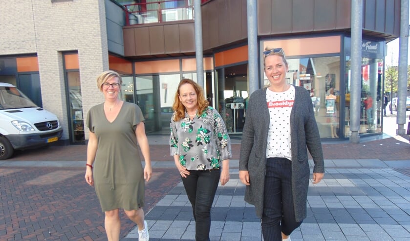 Melanie, Wilma en Merel (v.l.n.r.) op het zebrapad waar zij hard voor gevochten hebben. (foto: Dorry Smeets)