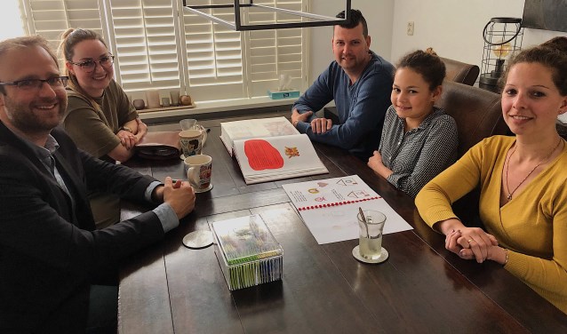 Wethouder Menno Roozendaal, pleegzorgbegeleider Joyce, pleegvader Maikel, pleegkind Djenley en pleegmoeder Nicolet.