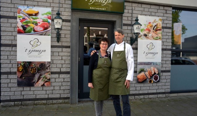 Margôt en Léon voor hun restaurant.(foto: Henk Lunenburg)