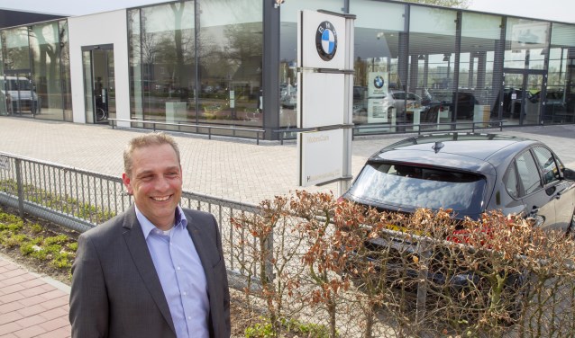 Directeur Jorrit Waterschoot voor de vernieuwde showroom van Nobra Cars in Uden, die zaterdag 13 april wordt heropend. (foto: Ad van de Graaf)