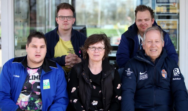 Steven, Michel, Laura, Riny en Piet zijn op zoek naar versterkingen