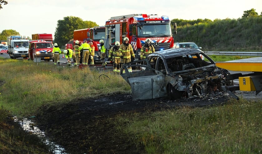 Brandende auto op A50 tussen Oss en Ravenstein. (Foto: Gabor Heeres / Foto Mallo)