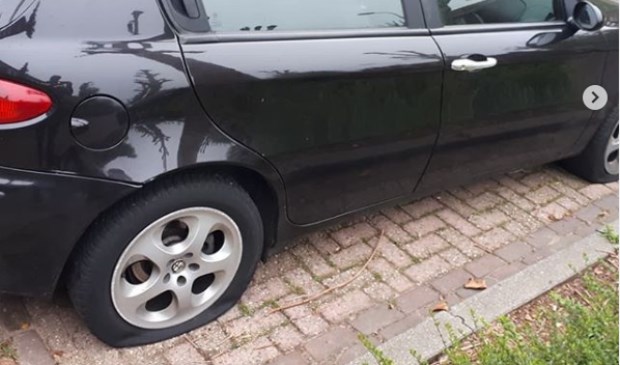 Politie zoekt getuigen van vernieling auto in Lijsterlaan. (Foto: wijkagenten Schadewijk)