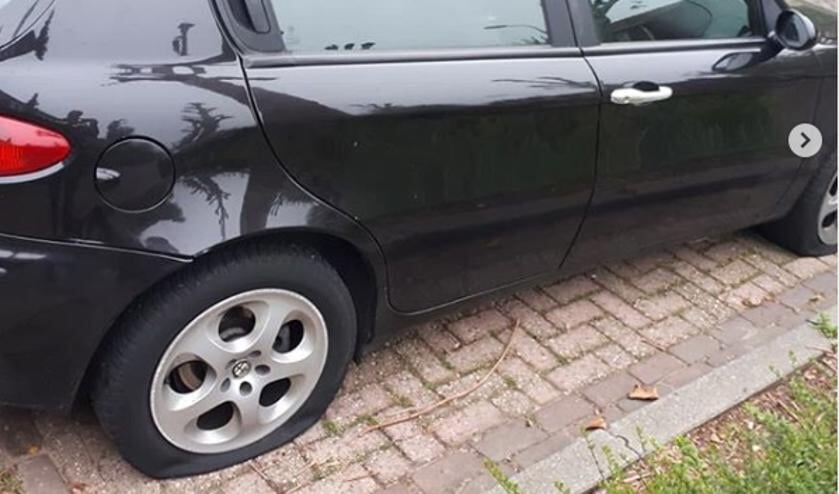 Politie zoekt getuigen van vernieling auto in Lijsterlaan. (Foto: wijkagenten Schadewijk)