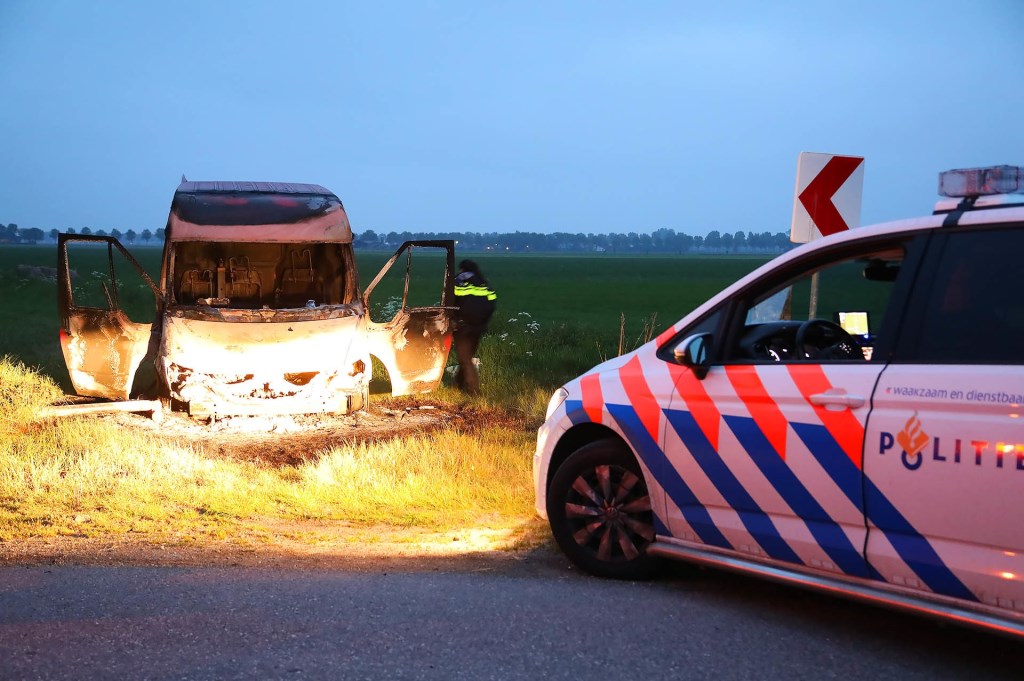 Politie doet onderzoek na aantreffen van uitgebrande bestelbus in Lithoijen. (Foto: Gabor Heeres / Foto Mallo)