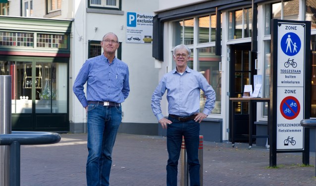 Hans Maassen en Peter Goes van de SOB (Stichting Ontwikkelingssamenwerking Boxmeer).