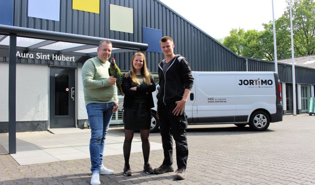 Jörgen Tielemans, Esmee Dreesen - Ten Haaf en Joran Dreessen voor het pand van Aura in Sint Hubert. (foto: Aileen van Tilburg)