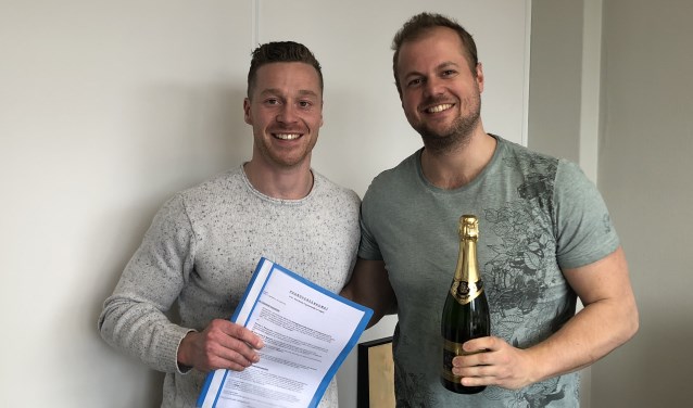 Luuk Pennycott en Gabor Martens vlak na het tekenen van het contract.