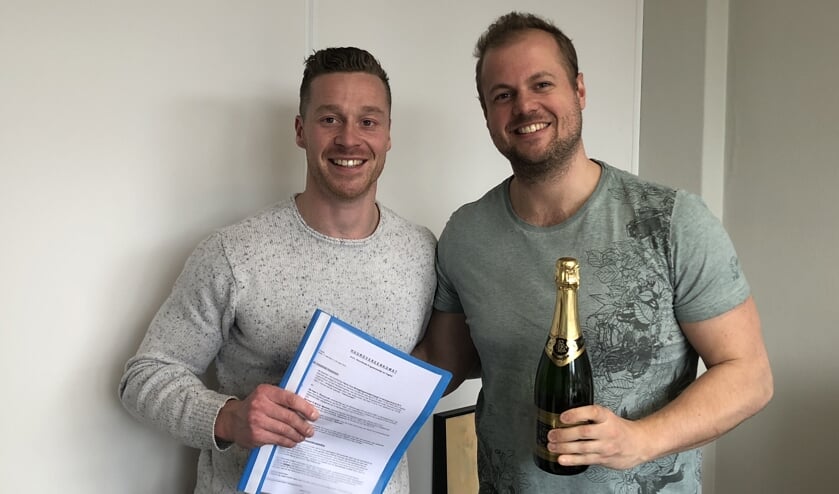 Luuk Pennycott en Gabor Martens vlak na het tekenen van het contract.