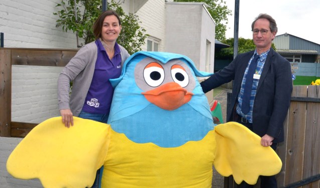 De uil voor Janneke's Trots, samen met Wim Eijkemans (rechts)