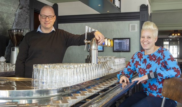 Jeroen en Debby bij de bar in het café (foto: Ad van de Graaf)