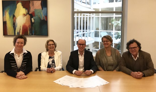 V.l.n.r.: Ursela Smits van de GGD Hart voor Brabant, Annet van Zon van Spring Kinderopvang, wethouder Joost Hendriks van de gemeente Cuijk, Fransje van Veen van Stichting Invitare Openbaar Onderwijs en Harrie van de Ven van Optimus Onderwijs.
