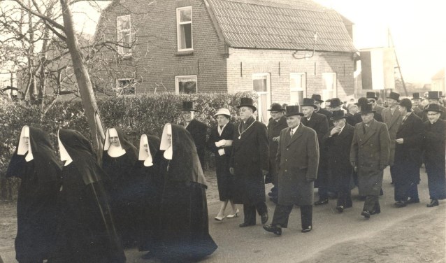 Ontvangst van pastoor Haerkens in Rijkevoort op 1 februari 1959 (Fotocollectie BHIC)