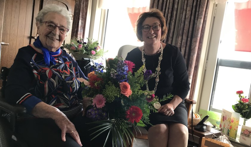 Burgemeester Wobine Buijs-Glaudemans feliciteerde onlangs namens het college van B&W mevrouw Van den Bos – Schot van Veen
