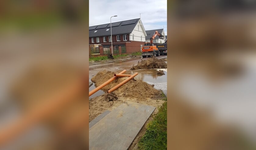 Waterleiding gesprongen in Verdistraat. (Foto: Angelique Maas)