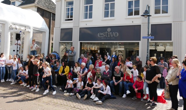 Drukte in de Hoofdstraat in Veghel tijdens de eerste koopzondag in april.