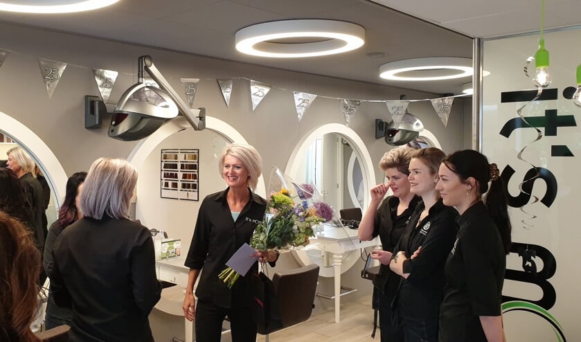 Kapster Ingrid Peters- Van Dinter viert haar 25-jarig jubileum.